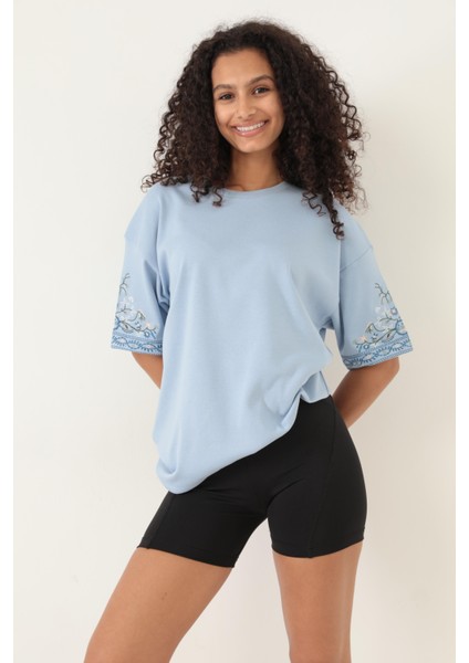 Mavi Kolları Etnik Nakışlı Oversize Kısa Kollu Kadın T-Shirt- 2406