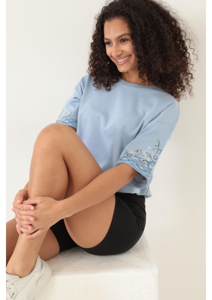 Mavi Kolları Etnik Nakışlı Oversize Kısa Kollu Kadın T-Shirt- 2406