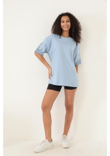 Mavi Kolları Etnik Nakışlı Oversize Kısa Kollu Kadın T-Shirt- 2406