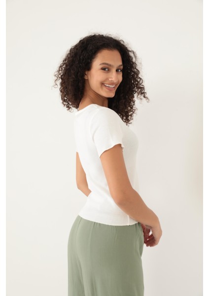 Beyaz Fitilli Görünümlü V Yaka Önden Düğmeli Basic Kadın T-Shirt- 2417 indirimleri