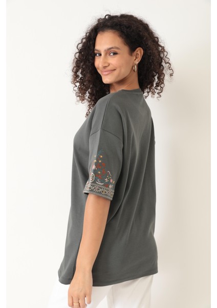 Antrasit Kolları Etnik Nakışlı Oversize Kısa Kollu Kadın T-Shirt- 2406
