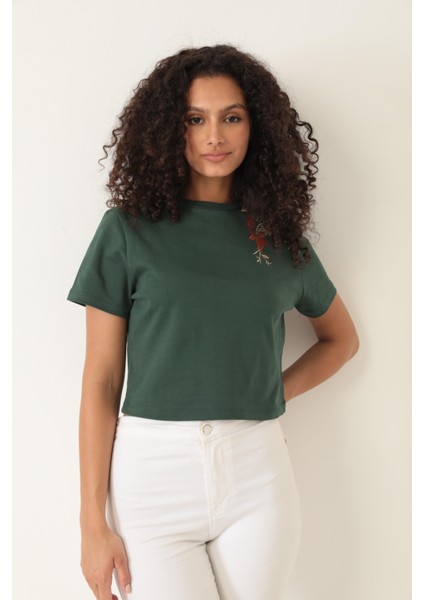 Yeşil Omuzu Gül Nakışlı Basic Crop T-Shirt- 2412