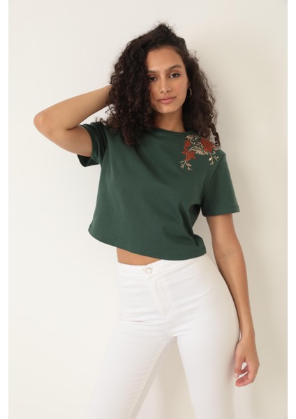 Yeşil Omuzu Gül Nakışlı Basic Crop T-Shirt- 2412