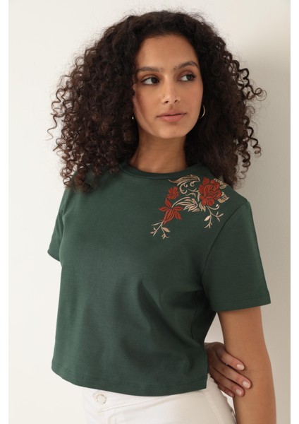 Yeşil Omuzu Gül Nakışlı Basic Crop T-Shirt- 2412