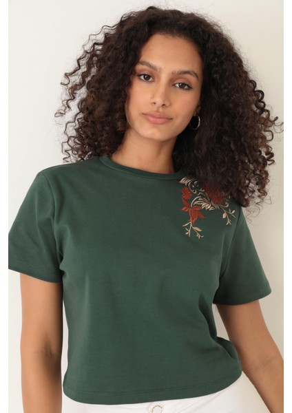 Yeşil Omuzu Gül Nakışlı Basic Crop T-Shirt- 2412