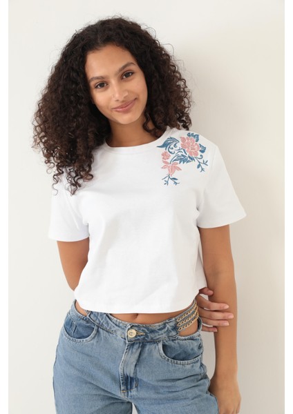 Beyaz Omuzu Gül Nakışlı Basic Crop T-Shirt- 2412