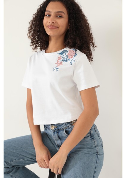 Beyaz Omuzu Gül Nakışlı Basic Crop T-Shirt- 2412 indirimleri