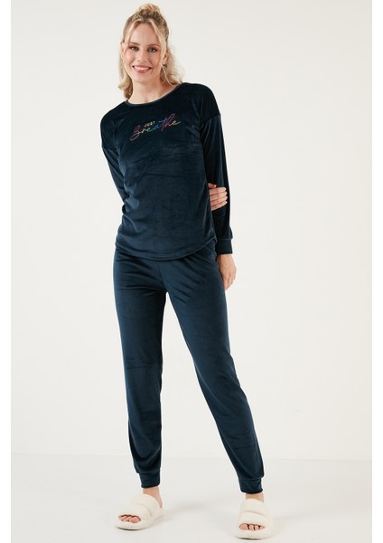 Regular Fit Yumuşak Dokulu Kadife Pijama Takımı Bayan Pijama Takımı 6094200W4 fiyatları