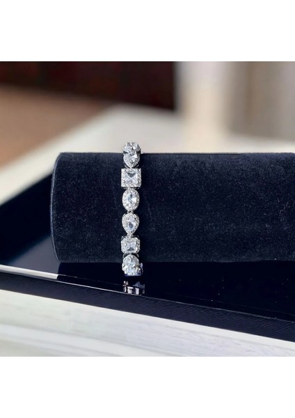 Asteria Jewelry Kadın Zirkon Taşlı Döküm Bileklik