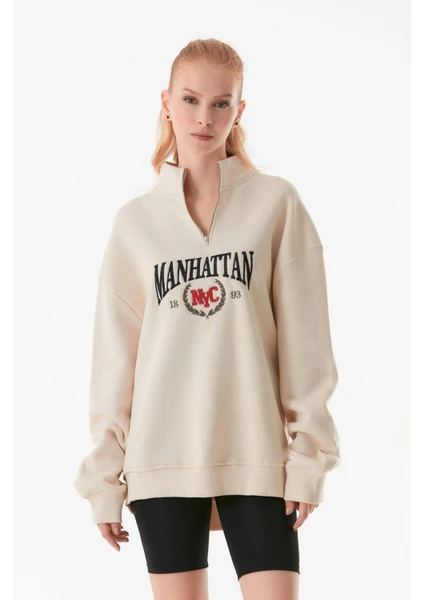 Manhattan Nakışlı Dik Yaka Sweatshirt