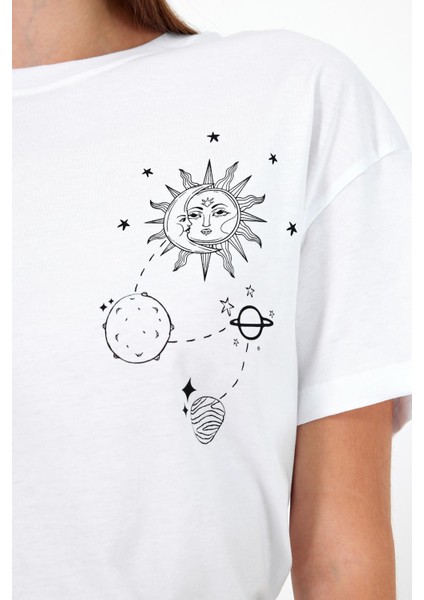 Kadın Space Beyaz Baskılı Bisiklet Yaka Oversize T-Shirt modelleri