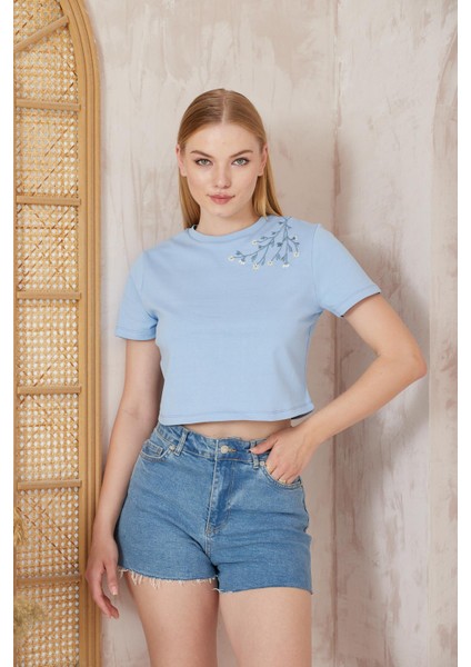 Mavi Omuzu Papatya Nakışlı Basic Crop T-Shirt- 2413