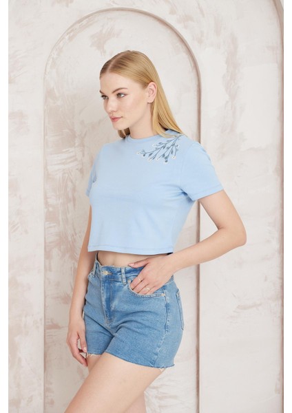 Mavi Omuzu Papatya Nakışlı Basic Crop T-Shirt- 2413 fiyatları