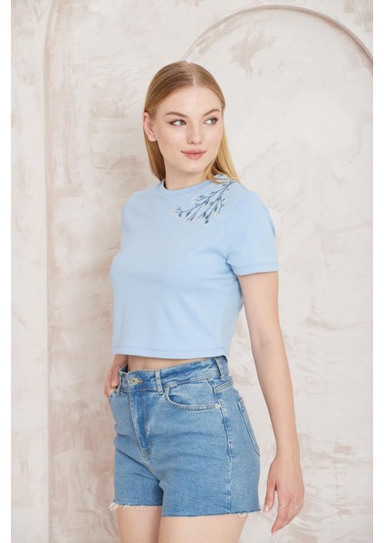 Mavi Omuzu Papatya Nakışlı Basic Crop T-Shirt- 2413 modelleri