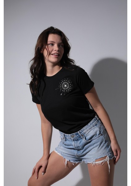 Siyah Omzu Nakışlı Bisiklet Yaka Kısa Kollu Kadın T-Shirt- 2419
