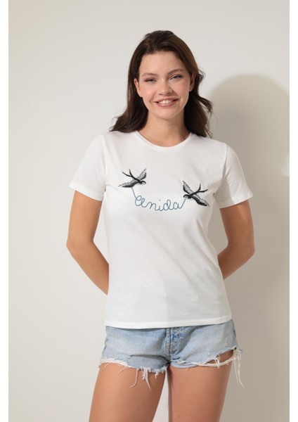 Beyaz Önü Kırlangıç Nakışlı Yazılı Bisiklet Yaka Kısa Kollu Kadın T-Shirt- 2420