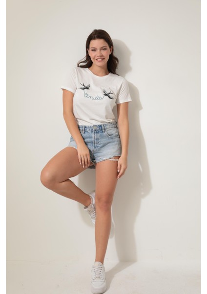 Beyaz Önü Kırlangıç Nakışlı Yazılı Bisiklet Yaka Kısa Kollu Kadın T-Shirt- 2420 modelleri