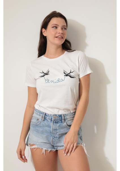 Beyaz Önü Kırlangıç Nakışlı Yazılı Bisiklet Yaka Kısa Kollu Kadın T-Shirt- 2420 fırsatları