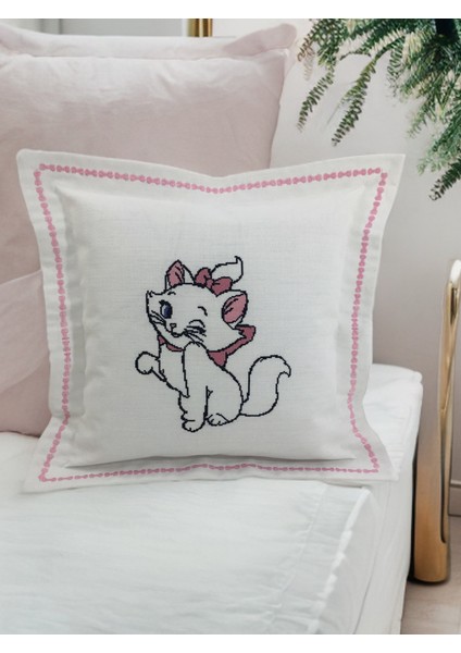 Cutie Kitty Kanaviçe Nakışlı Kırlent Kılıfı