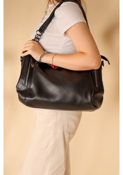 Zincirli Cep Aksesuarlı Kol Çantası Siyah