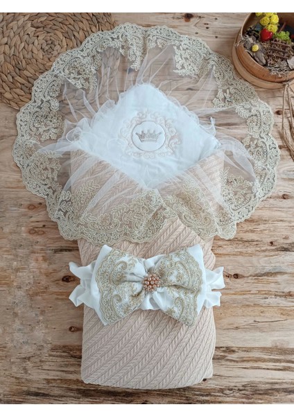 Örgü Tericotton Taç Nakışlı Incili Güpür Çift Fiyonk Papatya Güpür Trilüks Kundak Bebek Battaniyesi