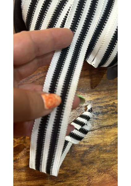 Siyah Beyaxz Çizghili Triko Şerit Dikiş Giyim Aplike En 3 cm (1 Metre )
