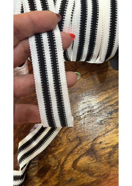 Siyah Beyaxz Çizghili Triko Şerit Dikiş Giyim Aplike En 3 cm (1 Metre ) fiyatları