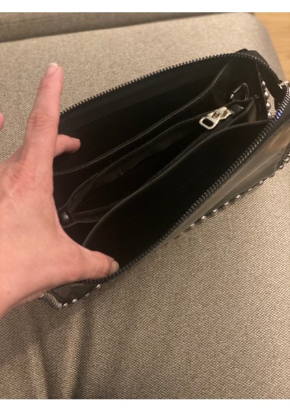 Sparkling - Siyah Vegan Deri 3 Gözlü Fermuar Kapamalı İç Orta Gözü Fermuarlı Takılıp Çıkarılabilir Gümüş Zincir Askılı Zımbalı El, Omuz ve Çapraz Çanta fiyatları