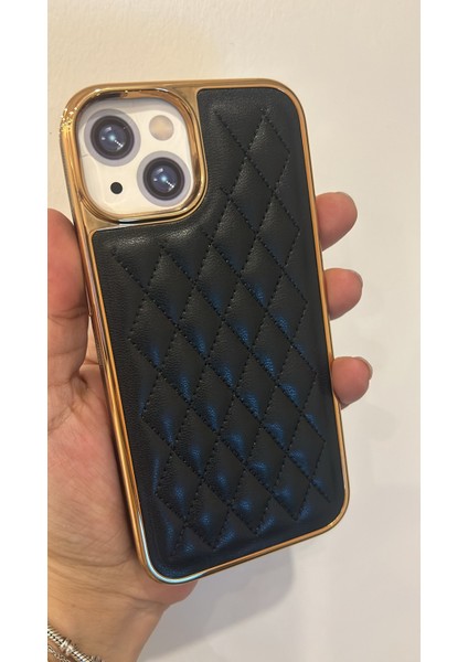 By Semra Iphone 14/13 Uyumlu Baklava Desenli Ultra Lüx Gold Çerçeve Içi Kadife Deri Kılıf