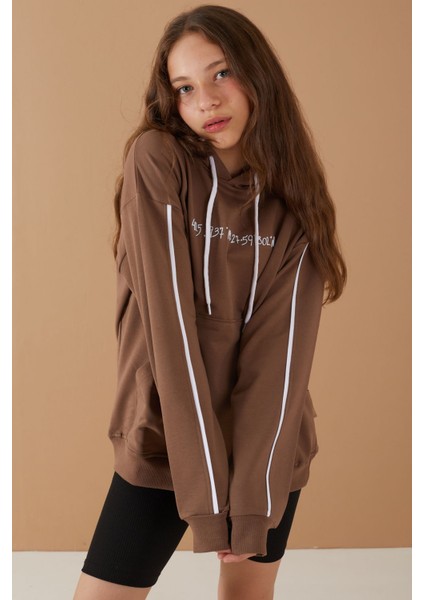 Kahverengi Baskılı Kız Çocuk Şeritli Kapüşonlu Sweatshirt 19221 modelleri