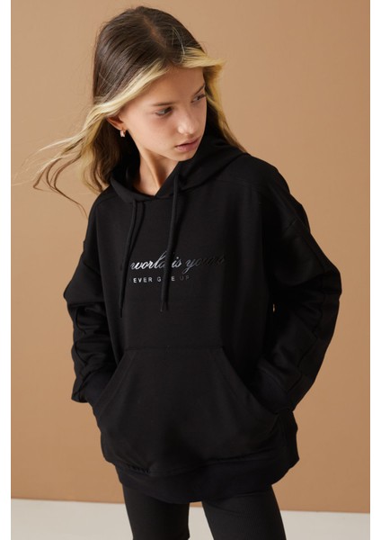 Siyah Göğüs Yazılı Kanguru Cepli Kapüşonlu Kız Çocuk Sweatshirt 19336 modelleri
