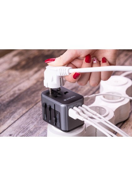 Uta-03 30W Evrensel Seyahat Adaptörü1 x Usb-C Pd 30W & Qc 3.0 / 2 x Usb-C / 2 x Usb-A