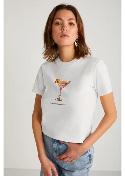 Ivonne Kadın Cocktail Baskı Desenli Kısa Kollu Organik Pamuklu Bisiklet Yaka Crop Beyaz T-shirt