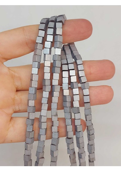 Çeyrek Dizi (9cm Uzunluğundadır!) Hematit Taşı Küp Şekilli 4mm Çeyrek Dizi (49668)