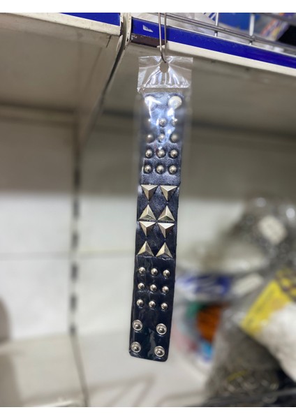 Kare Işlemeli Siyah Deri Kolye