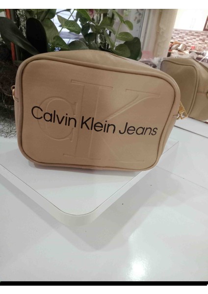 Tek Bölmeli Krem Askılı Çanta