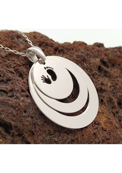 Kişiye Özel 3 Isimli Ayak Izi Bayan Gümüş Kolye fiyatları