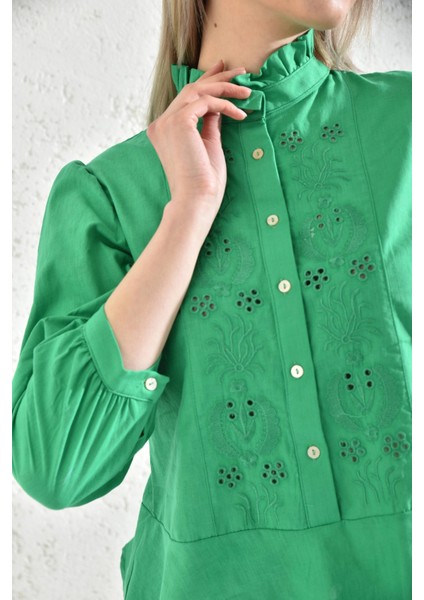 Kadın Yeşil Yakası Fırfırlı Düğme Detaylı Nakış Işlemeli Bluz fiyatları