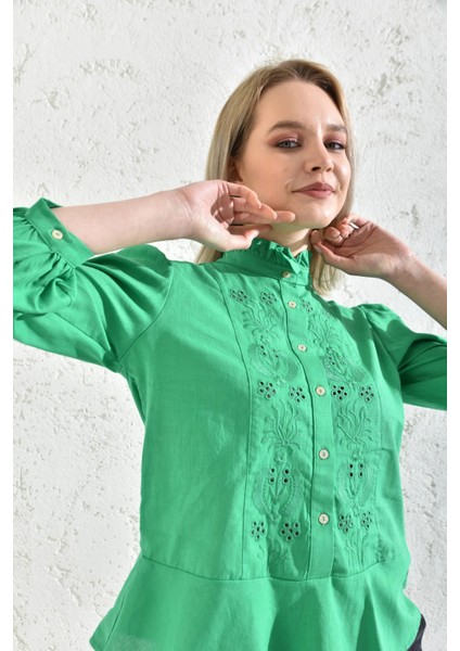 Kadın Yeşil Yakası Fırfırlı Düğme Detaylı Nakış Işlemeli Bluz modelleri