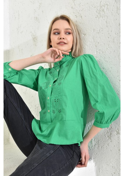 Kadın Yeşil Yakası Fırfırlı Düğme Detaylı Nakış Işlemeli Bluz fırsatları