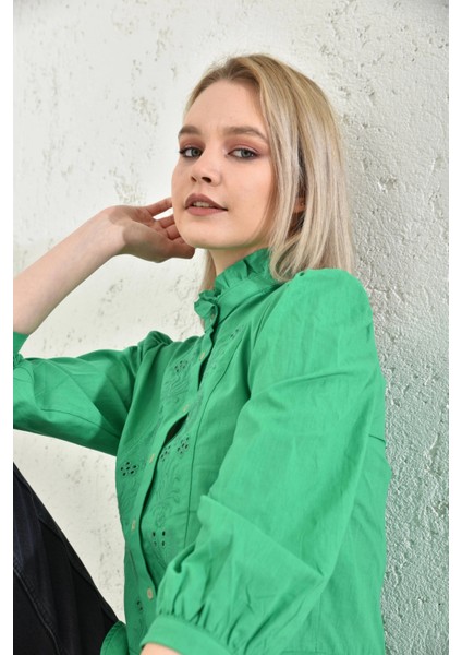 Kadın Yeşil Yakası Fırfırlı Düğme Detaylı Nakış Işlemeli Bluz indirimleri