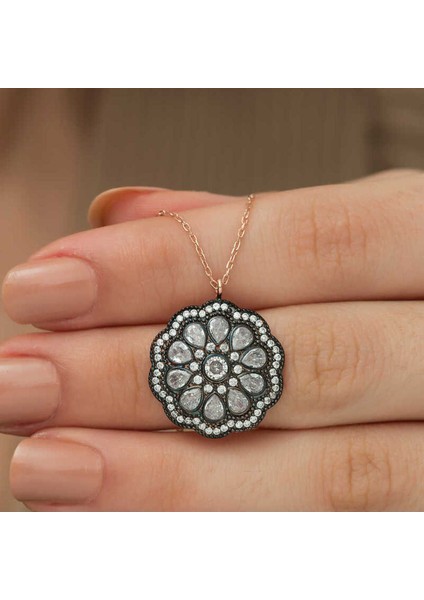 925 Ayar Gümüş Çiçek Desenli Elmas Montür Kolye