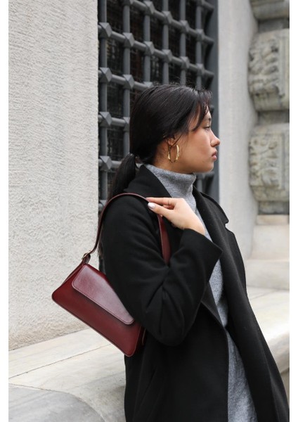Bordo Kadın Sade Tasarım Kapaklı Kol Çantası modelleri
