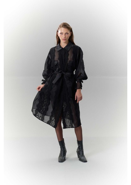 Çiçek Detaylı Önden Düğmeli Beli Kuşaklı Organze Pardesü Siyah K2518301_001