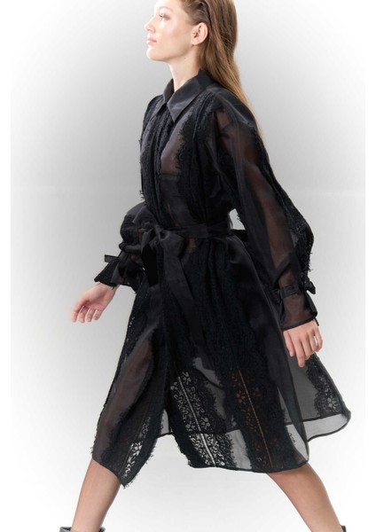 Çiçek Detaylı Önden Düğmeli Beli Kuşaklı Organze Pardesü Siyah K2518301_001 indirimleri