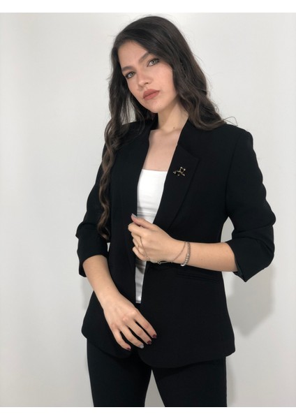 Kadın Broş Detaylı Truvakar Kol Blazer Ceket