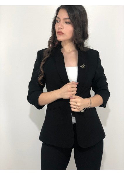 Kadın Broş Detaylı Truvakar Kol Blazer Ceket