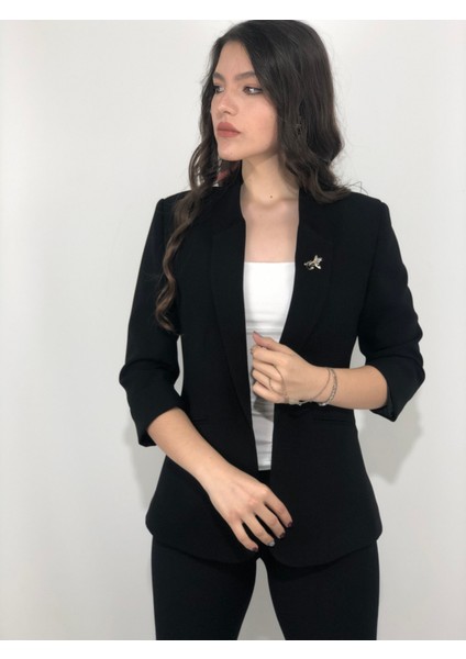 Kadın Broş Detaylı Truvakar Kol Blazer Ceket