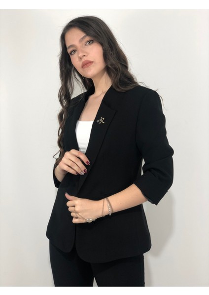 Kadın Broş Detaylı Truvakar Kol Blazer Ceket