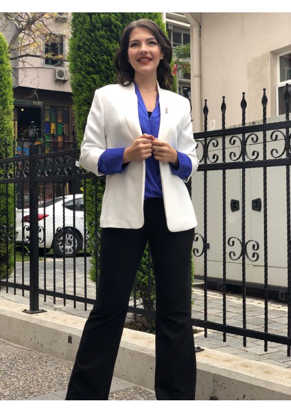 Kadın Broş Detaylı Truvakar Kol Blazer Ceket